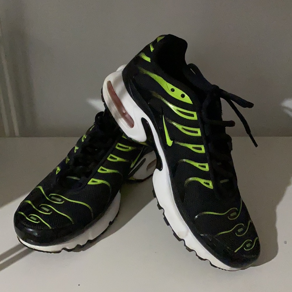 Nike Air Max Plus Black/Volt